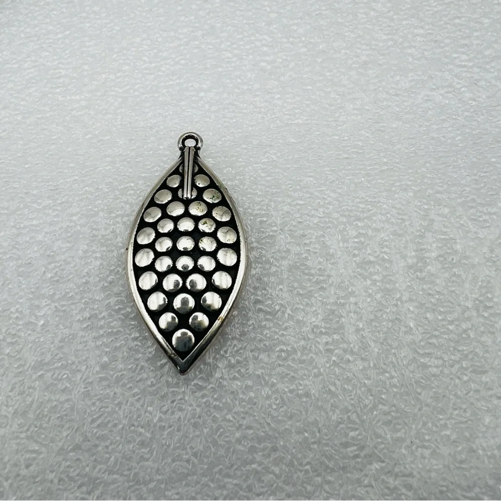 Pebble Leaf Silver plated Pendant - Picture 3 of 5